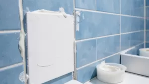 Klejenie płyt gipsowych na ścianę w łazienkach