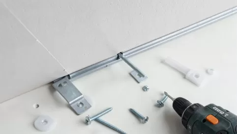 Montaż karnisza sufitowego do płyty gipsowej