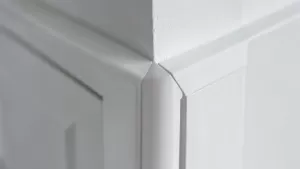 Obróbka ościeżnic drzwi wewnętrzne wykończenie