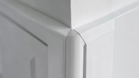 Obróbka ościeżnic drzwi wewnętrzne wykończenie